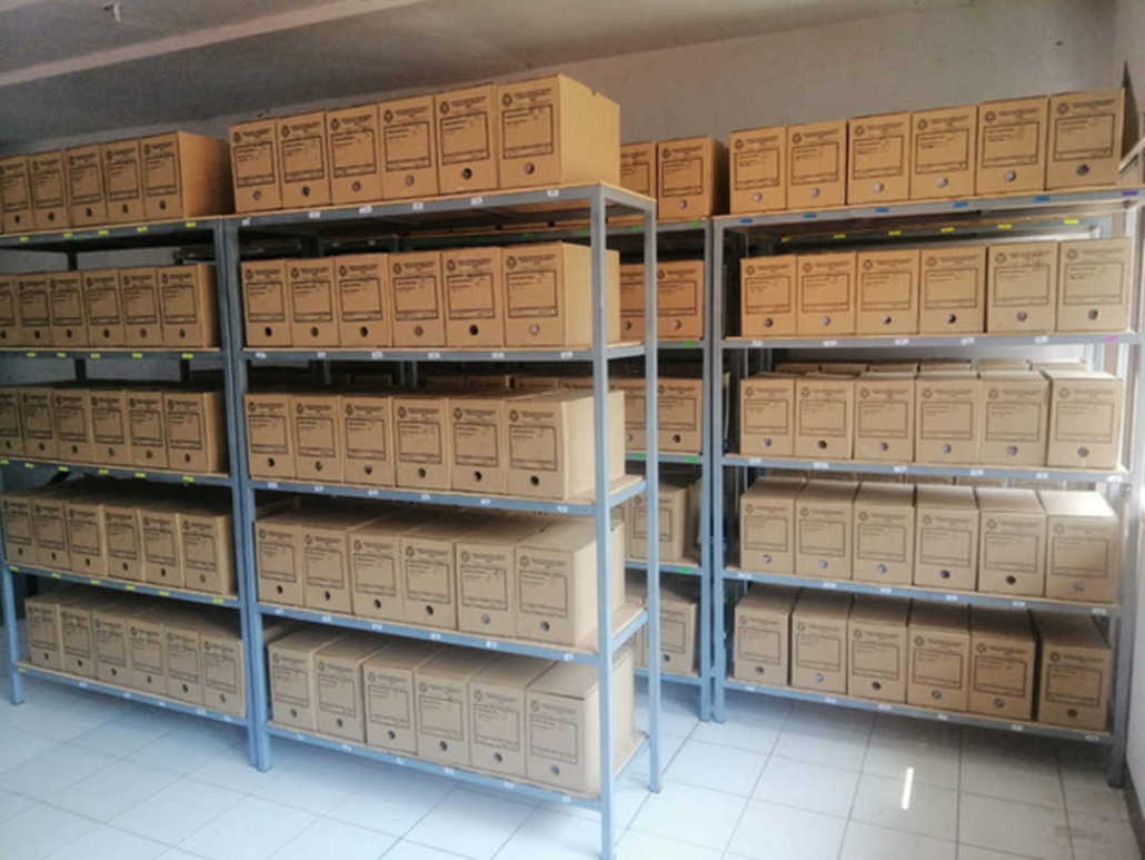 Map tersusun di rak arsip